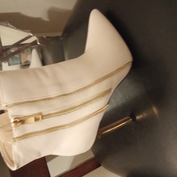 Boots - Picture 3 of 4